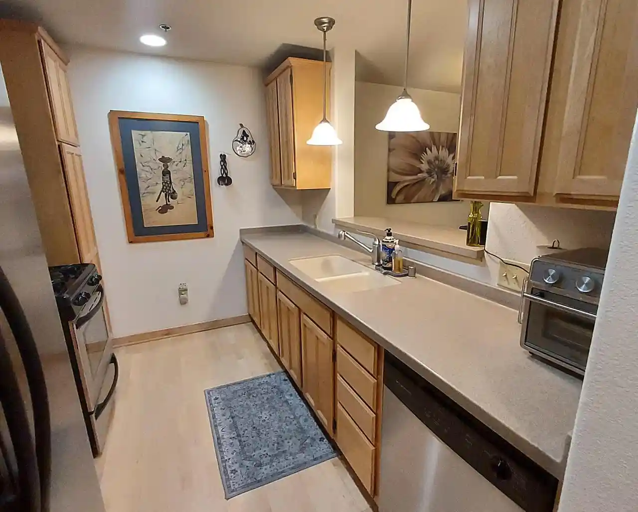 Listing Photo 2 - Condo for sale in building located at 3710 N Oakland Ave Ave, Shorewood, WI 53211 - Unit #402