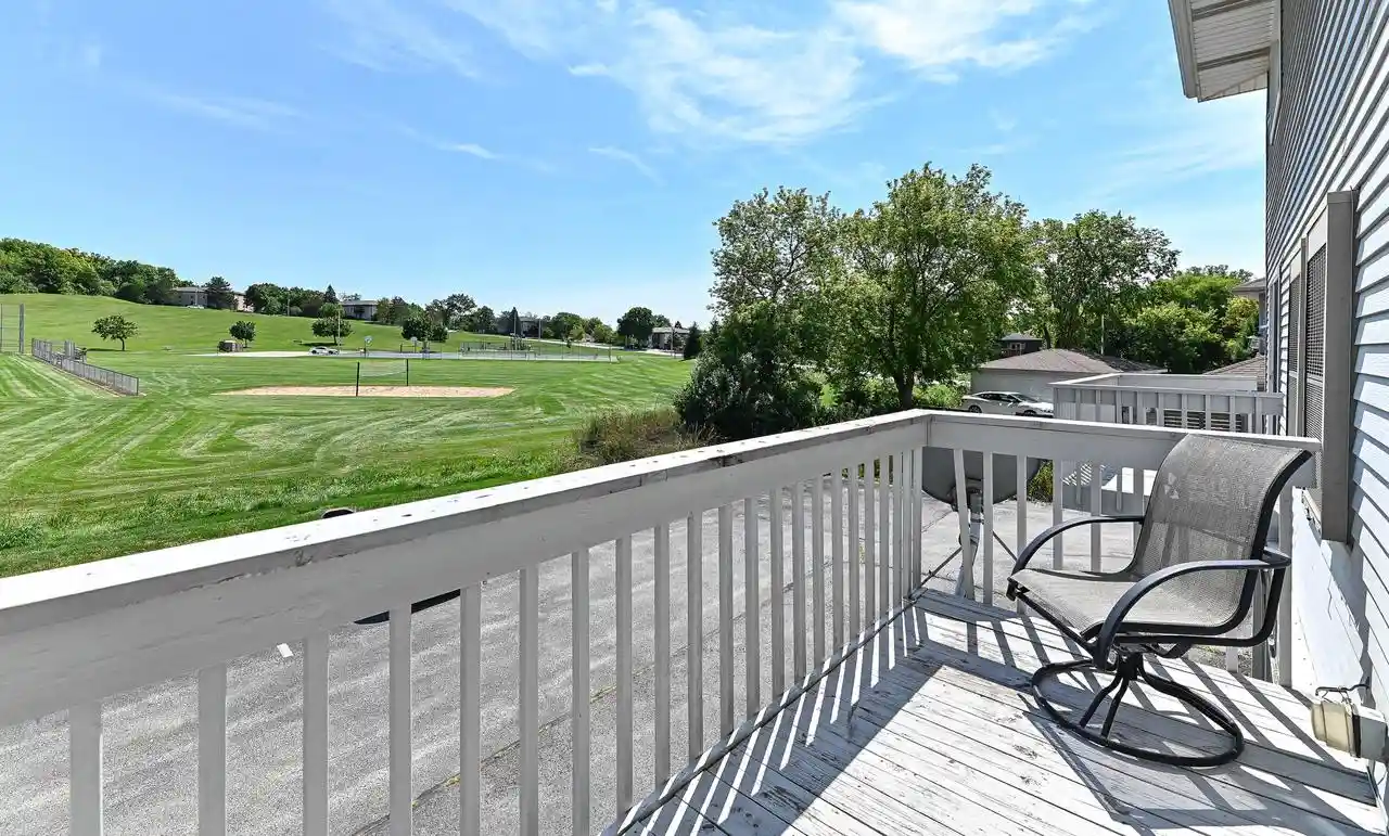 Listing Photo 4 - Condo for sale in building located at 1352 Meadowcreek Dr Dr, Pewaukee, WI 53072 - Unit #F