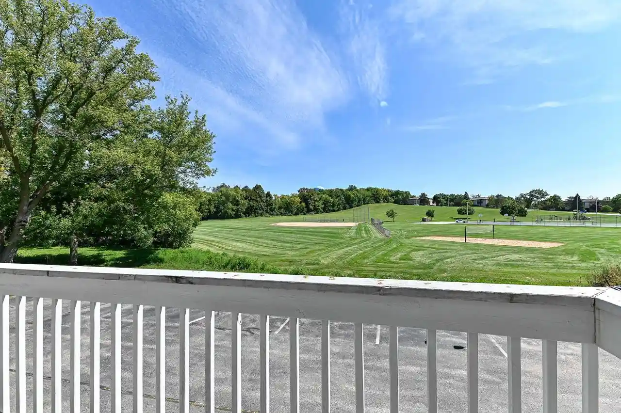 Listing Photo 5 - Condo for sale in building located at 1352 Meadowcreek Dr Dr, Pewaukee, WI 53072 - Unit #F