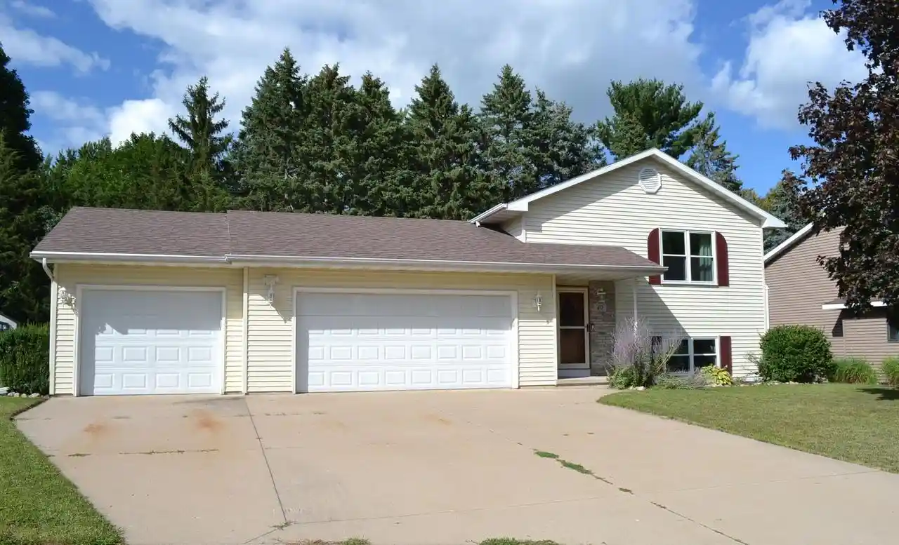 Photo 1 of Single family home for sale at 40 Rolling Green Circle Circle, Oshkosh, WI 54904 | MLS# 50331764 | Listing updated on 2026-08-30