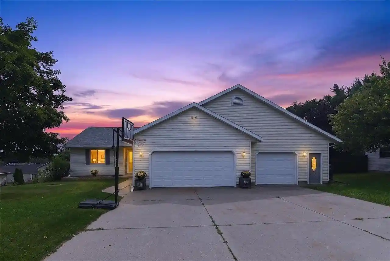 Photo 1 of Single family home for sale at 423 Sunset Dr, Poynette, WI 53955 | MLS# 2031450 | Listing updated on 2026-10-09