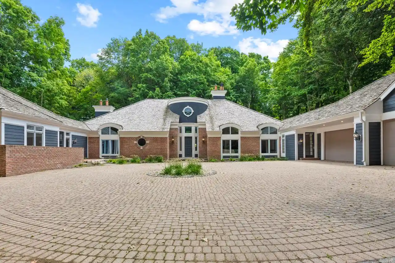 Photo 1 of Single family home for sale at 889 Horns Corners Rd, Cedarburg, WI 53012 | MLS# 1978079 | Listing updated on 2026-10-03
