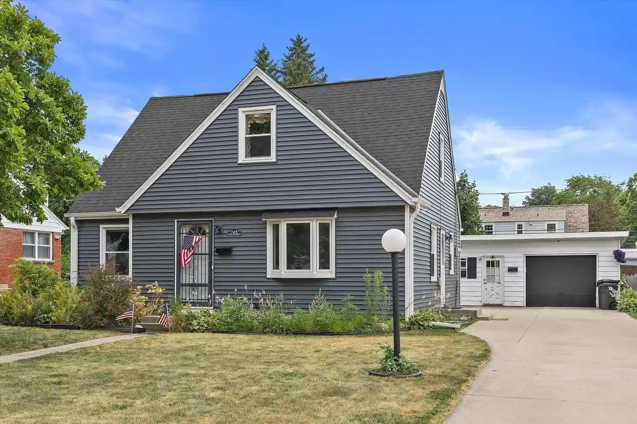 Photo 1 of Single family home for sale at 725 Oak Street Street, South Milwaukee, WI 53172 | MLS# 1978118 | Listing updated on 2026-08-29