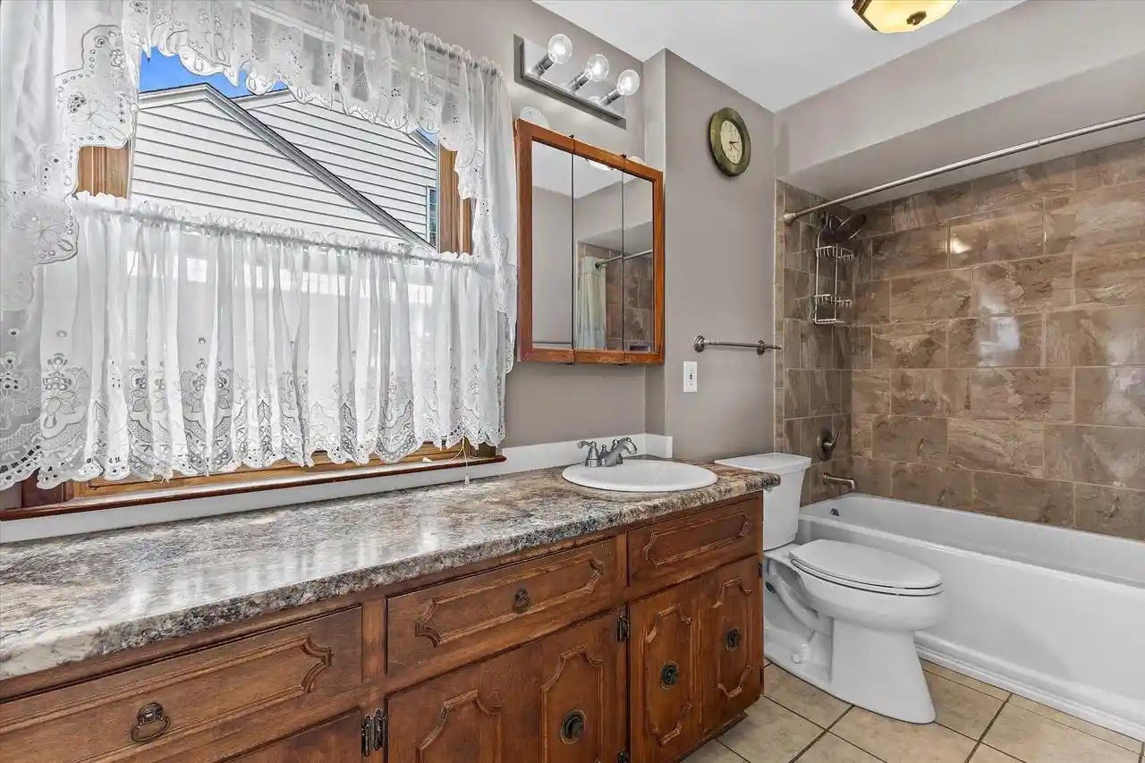 Photo 4 of Single family home for sale at 725 Oak Street Street, South Milwaukee, WI 53172 | MLS# 1978118 | Listing updated on 2026-08-29