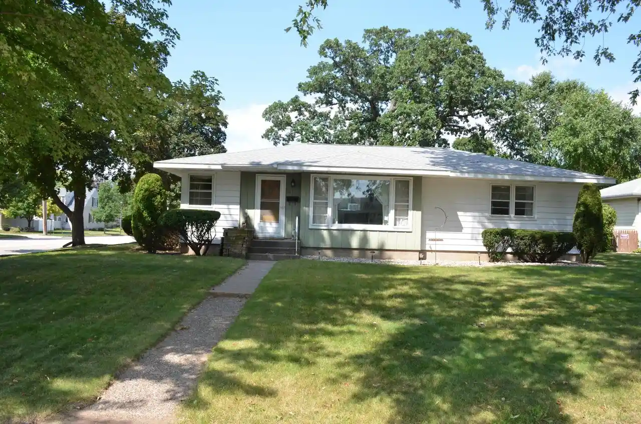 Photo 1 of Single family home for sale at 414 S 8th St, La Crescent, MN 55947 | MLS# 1978131 | Listing updated on 2026-08-28