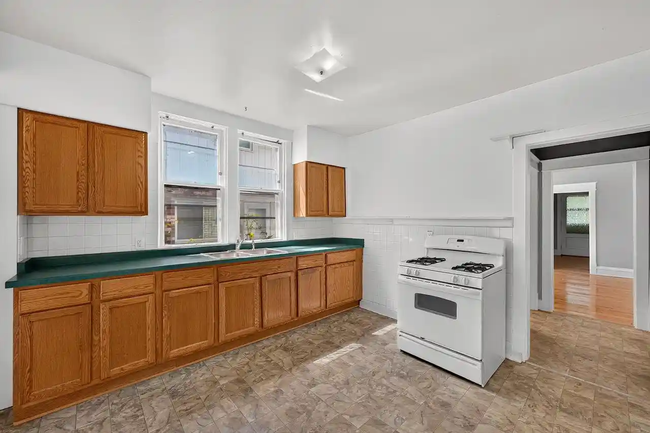 Listing Photo 2 - Condo for sale in building located at 3238 N Cambridge Ave Ave, Milwaukee, WI 53211 - Unit #3240