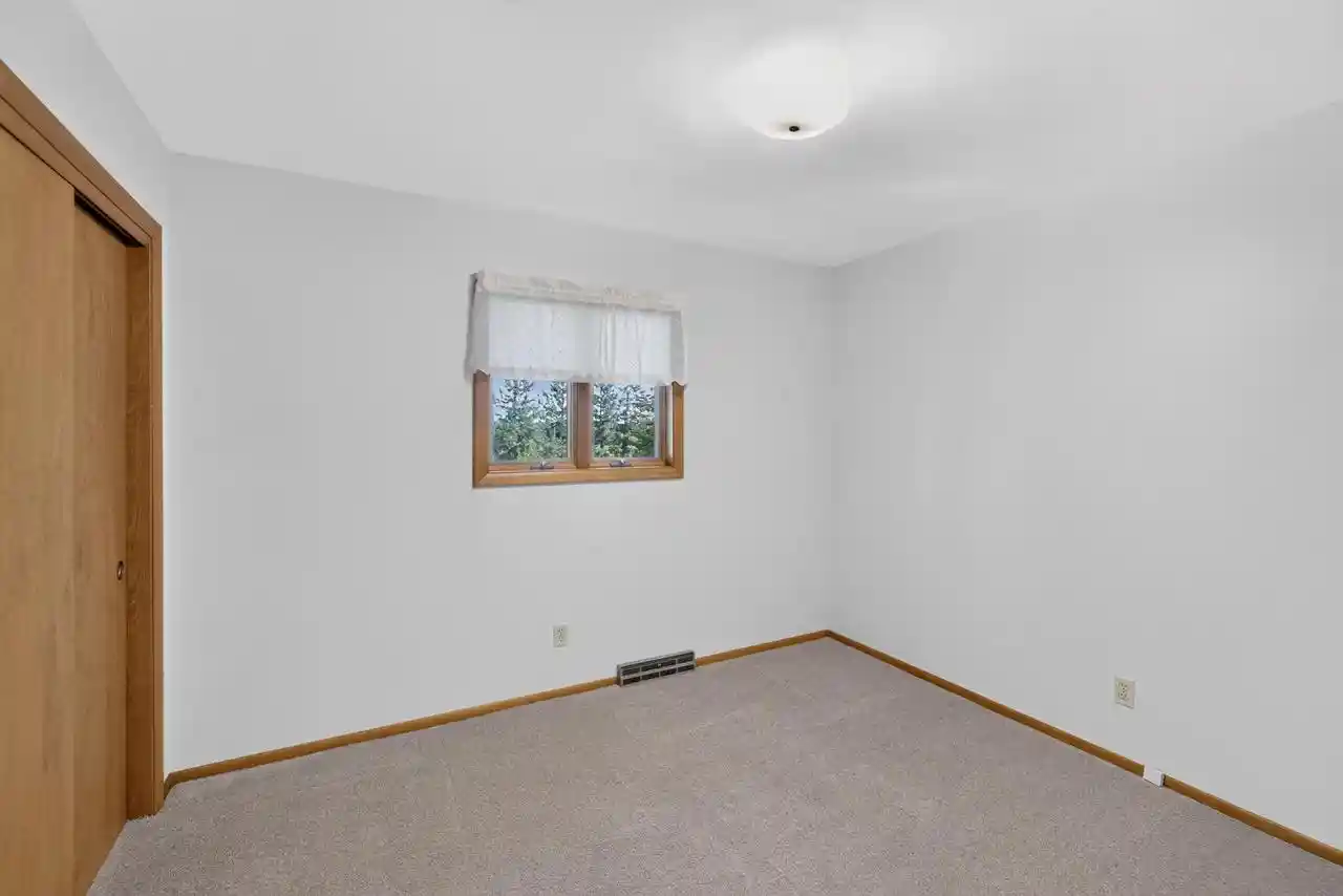 Photo 4 of Single family home for sale at 4092 Mary Lane Lane, Cedarburg, WI 53012 | MLS# 1978165 | Listing updated on 2026-10-05