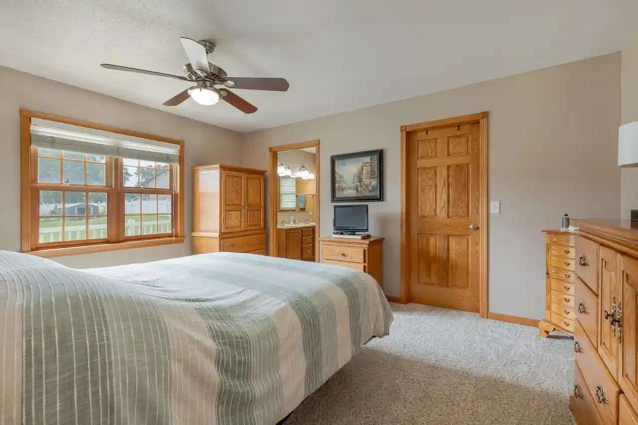 Photo 3 of Sale Pending at 913 Oak Avenue N Avenue N, Onalaska, WI 54650 | MLS# 1978182 | Listing updated on 2026-08-31