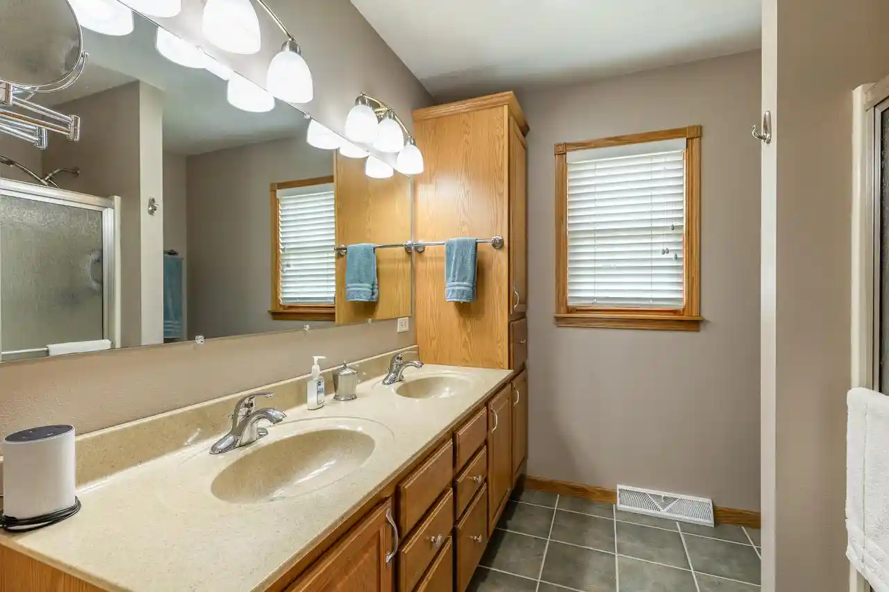 Photo 4 of Sale Pending at 913 Oak Avenue N Avenue N, Onalaska, WI 54650 | MLS# 1978182 | Listing updated on 2026-08-31