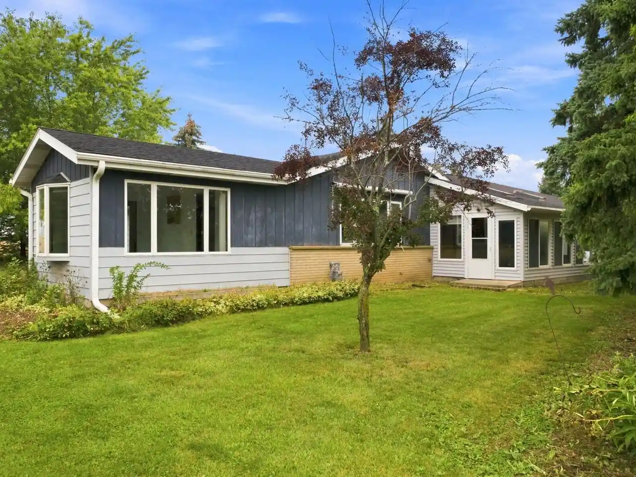 Photo 1 of Single family home for sale at 4936 S Business Dr, Sheboygan, WI 53081 | MLS# 1978364 | Listing updated on 2026-10-04