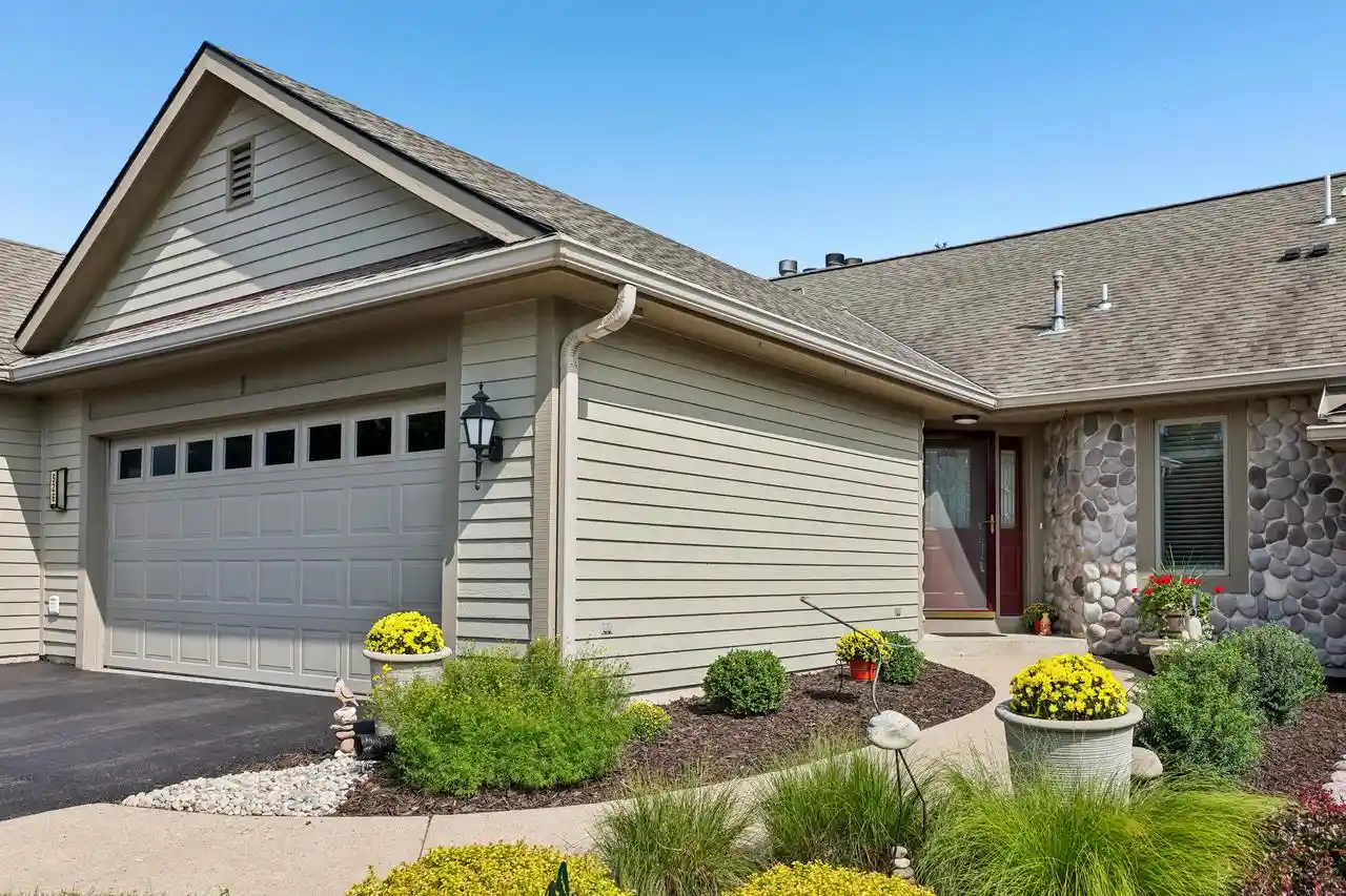 Photo 1 of Sale Pending at 526 Oak Ridge Dr Dr, Hartland, WI 53029 | MLS# 1978366 | Listing updated on 2026-09-11
