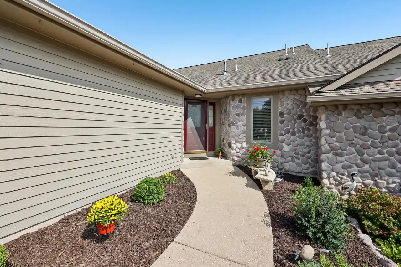 Photo 2 of Sale Pending at 526 Oak Ridge Dr Dr, Hartland, WI 53029 | MLS# 1978366 | Listing updated on 2026-09-11