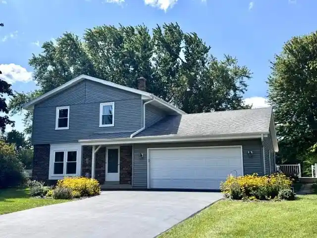 Single family home for sale at S77w26575 Crestview Ct, Waukesha, WI 53189 | MLS# 1978417