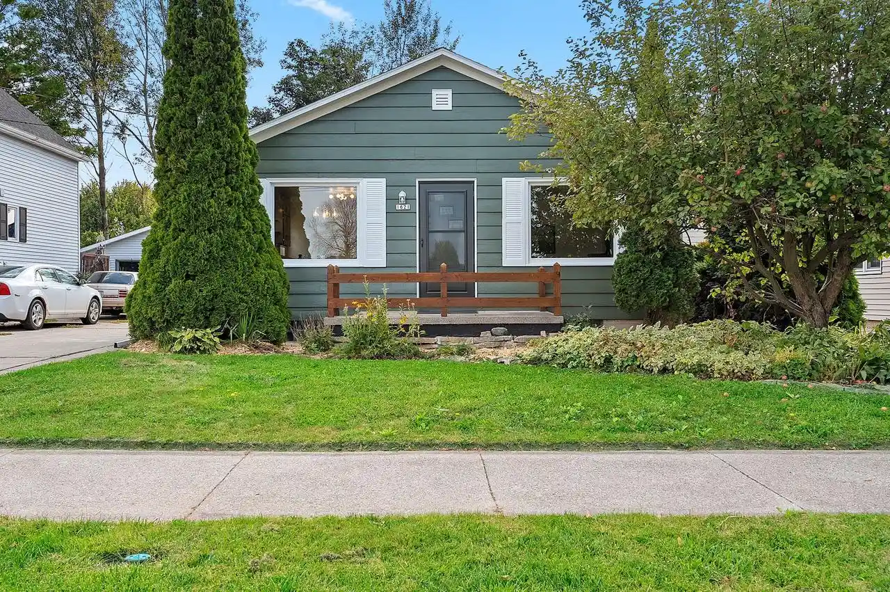 Photo 1 of Single family home for sale at 1621 Johnston Dr Dr, Manitowoc, WI 54220 | MLS# 1978436 | Listing updated on 2026-10-09