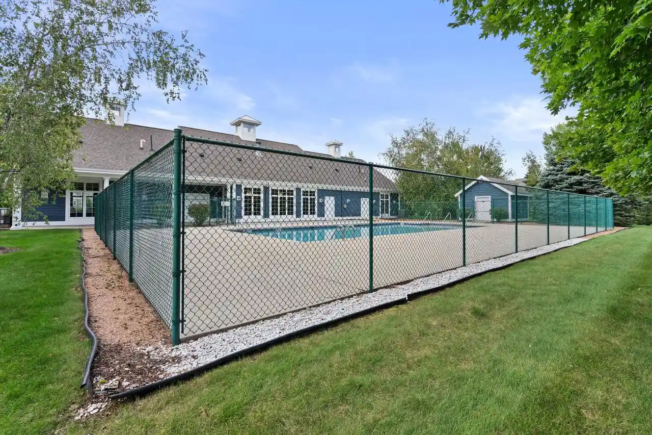 Listing Photo 4 - Condo for sale in building located at 758 Bridlewood Dr, Hartford, WI 53027 - Unit #H