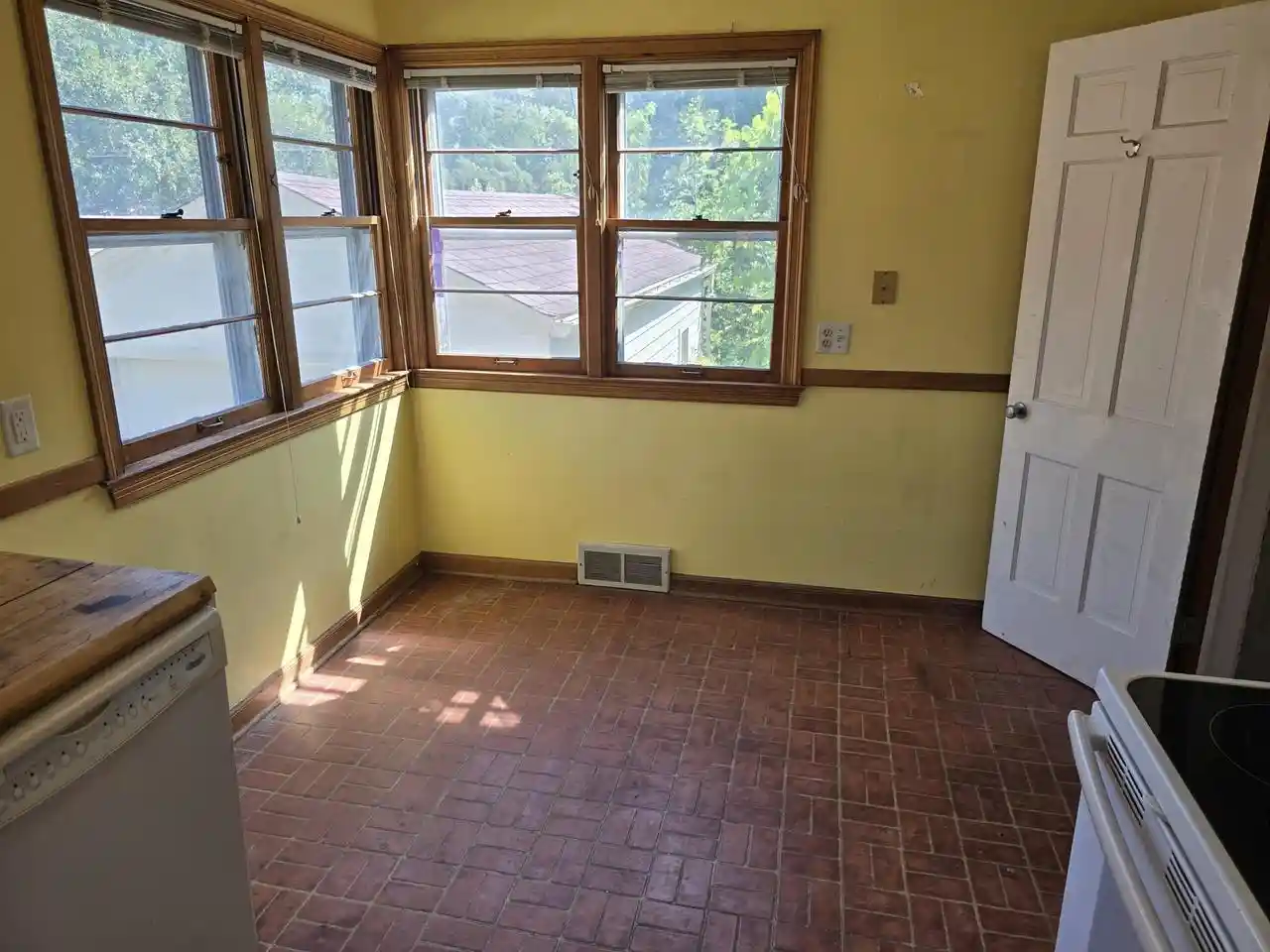Photo 4 of Sale Pending at 3907 Winnemac Ave, Madison, WI 53711 | MLS# 2031629 | Listing updated on 2026-09-04