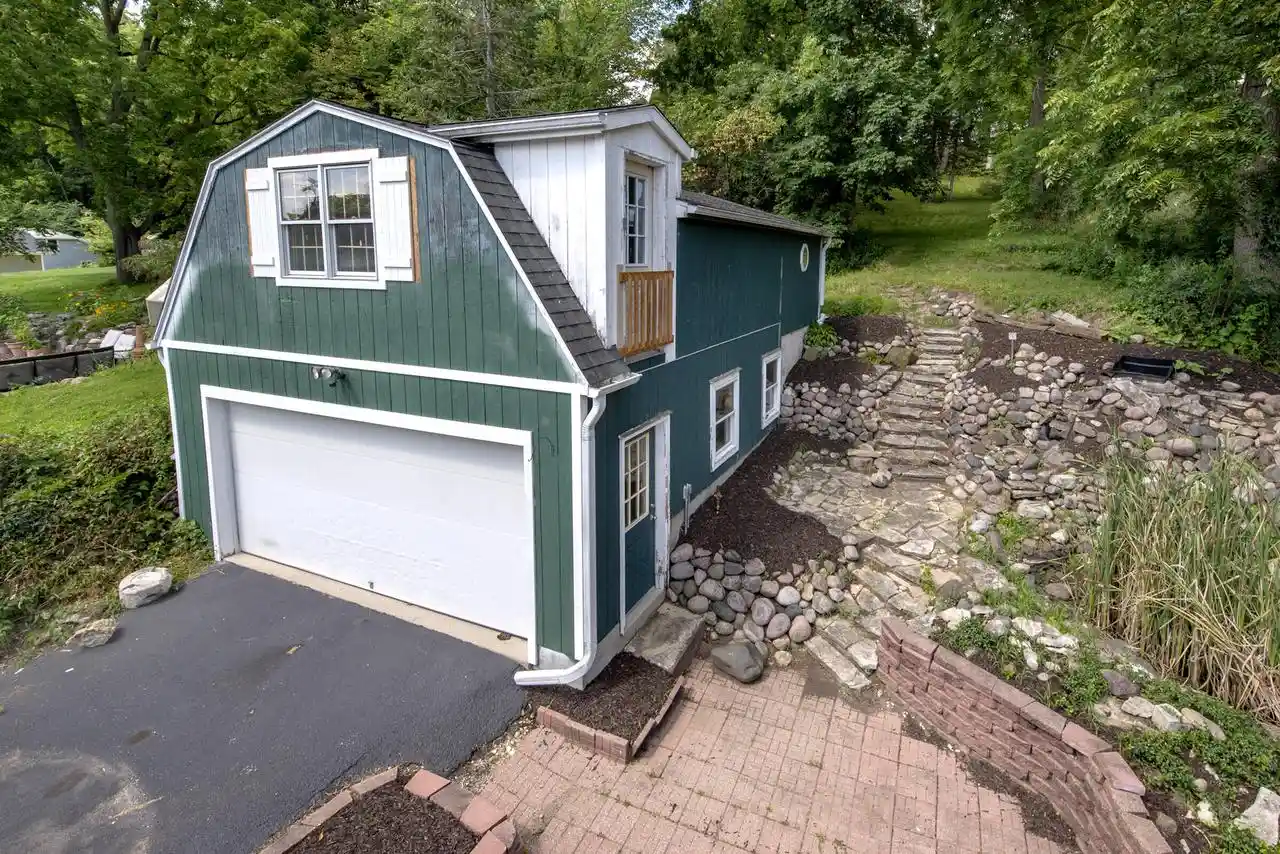 Photo 3 of Single family home for sale at 226 W Capitol Dr Dr, Hartland, WI 53029 | MLS# 1978456 | Listing updated on 2026-09-18