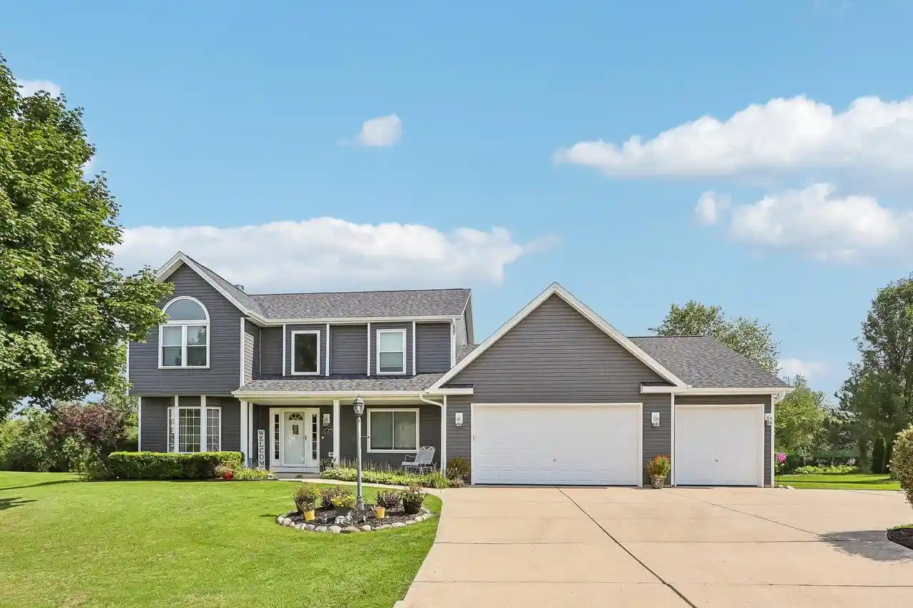 Photo 1 of Single family home for sale at 10468 S George Dr, Oak Creek, WI 53154 | MLS# 1978480 | Listing updated on 2026-09-23