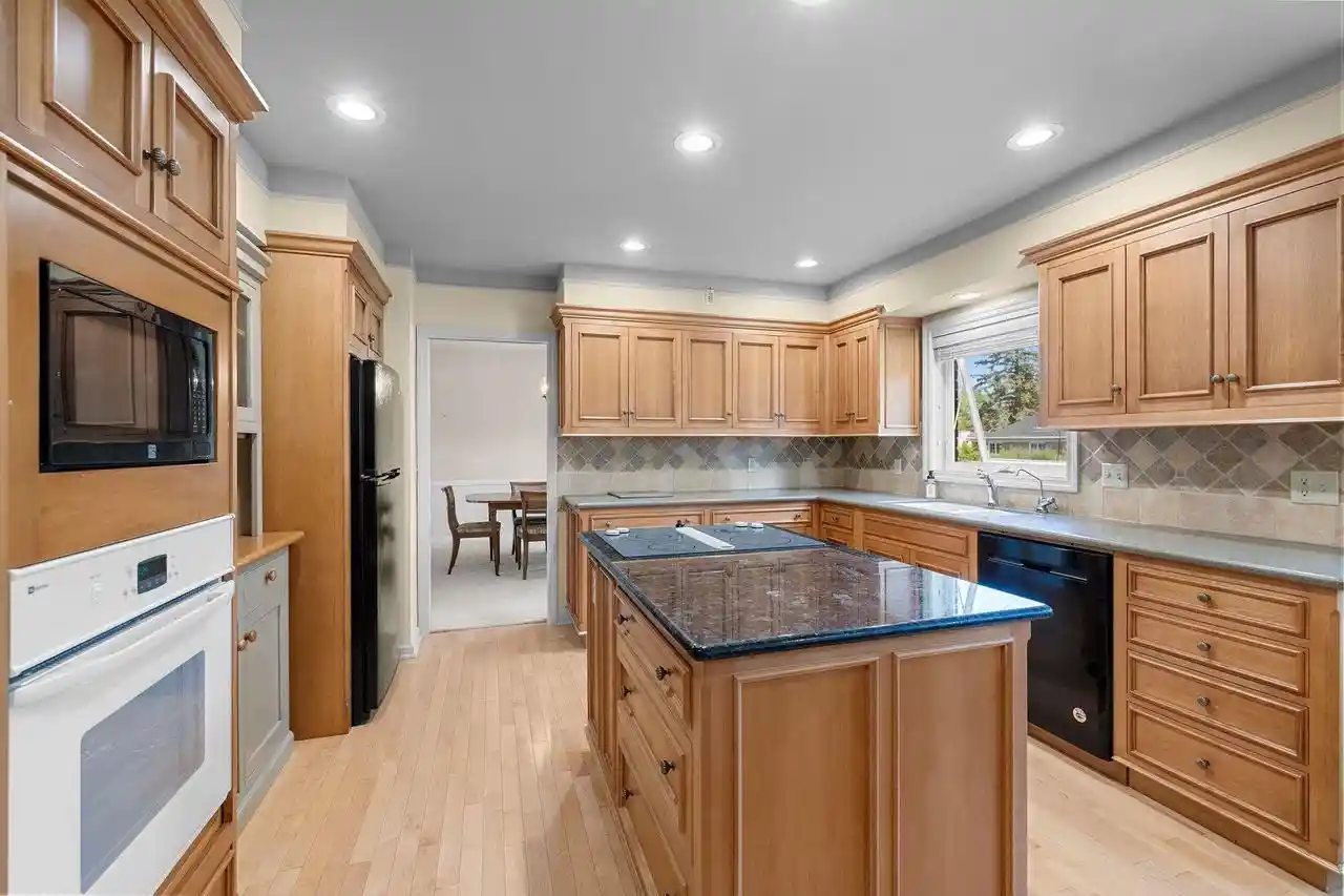 Photo 4 of Single family home for sale at 180 Rosemont Dr, Green Bay, WI 54301 | MLS# 50331901 | Listing updated on 2026-09-21