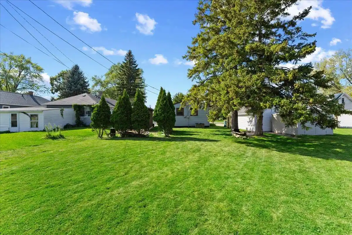 Photo 2 of Single family home for sale at 1116 Lyndon St, Green Bay, WI 54303 | MLS# 50331904 | Listing updated on 2026-09-03