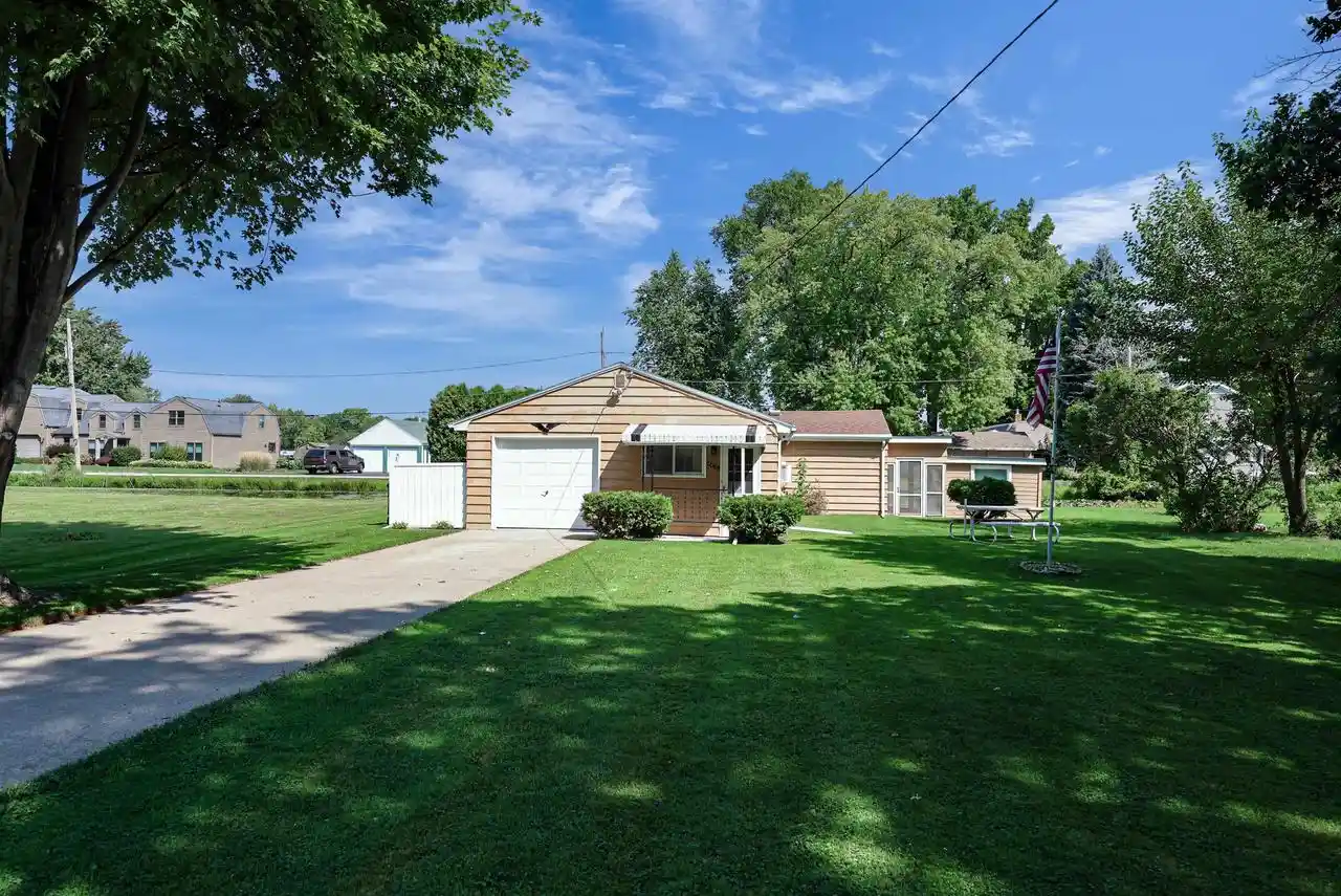 Photo 1 of Single family home for sale at 2068 S Point Comfort Rd, Oshkosh, WI 54902 | MLS# 50331910 | Listing updated on 2026-09-23