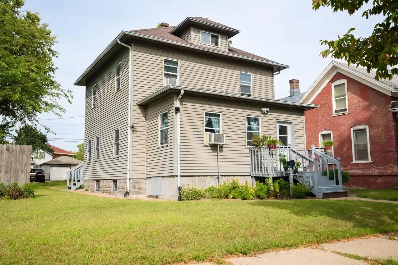 Photo 1 of Sale Pending at 527 Avon St, La Crosse, WI 54603 | MLS# 1978590 | Listing updated on 2026-09-10