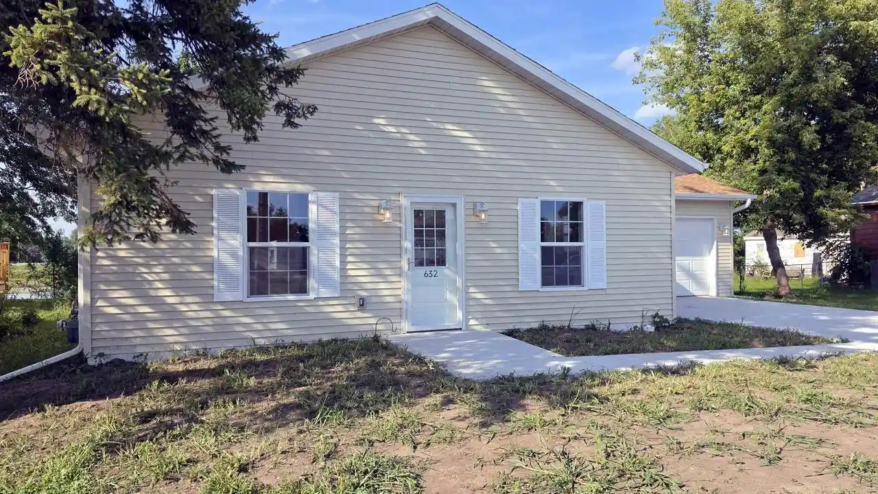 Photo 1 of Single family home for sale at 632 W Delavan Dr, Janesville, WI 53546 | MLS# 2031720 | Listing updated on 2026-09-16