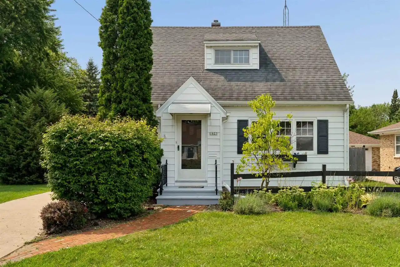 Photo 1 of Single family home for sale at 1823 Hubbard St, Oshkosh, WI 54902 | MLS# 50331961 | Listing updated on 2026-09-04