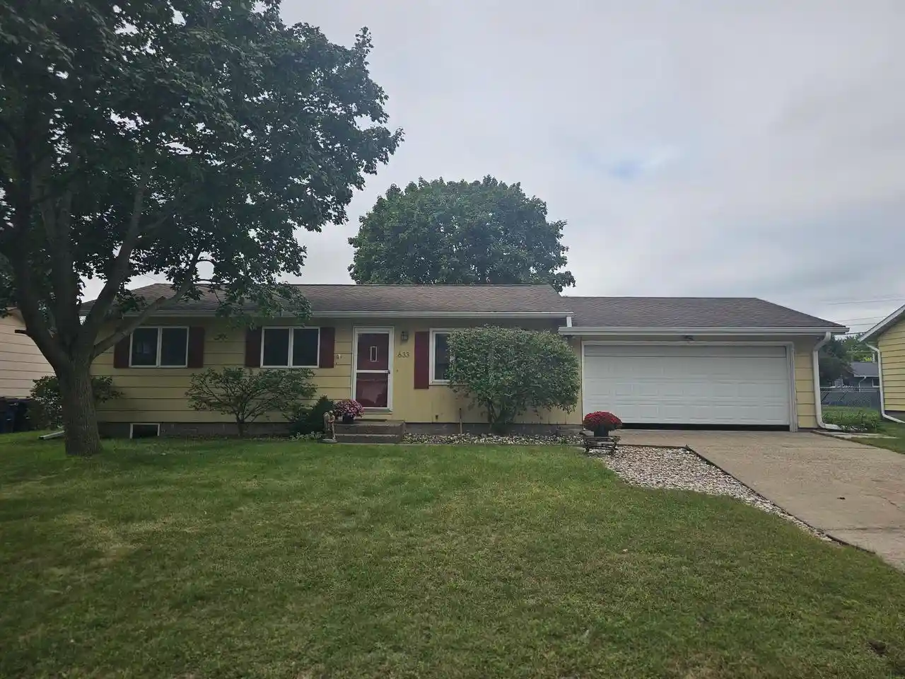 Photo 1 of Single family home for sale at 633 12th Avenue N, Onalaska, WI 54650 | MLS# 1978651 | Listing updated on 2026-09-17