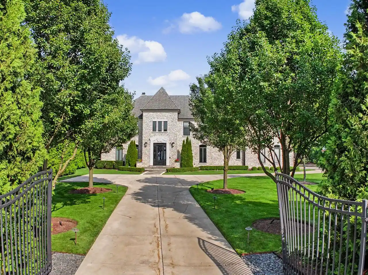 Photo 1 of Mansion for sale at 6702 N Lake Dr, Milwaukee, WI 53217 | MLS# 1978681 | Listing updated on 2026-09-09