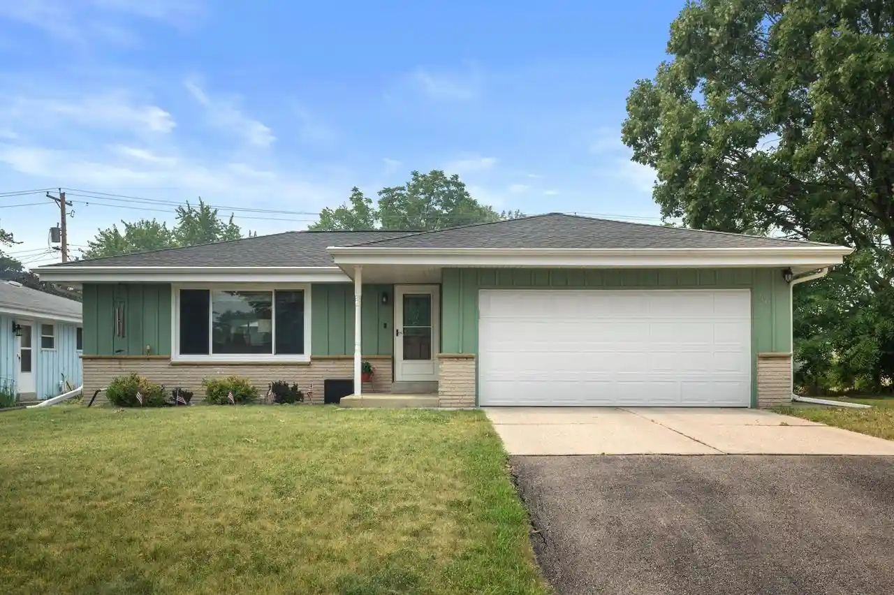 Photo 1 of Single family home for sale at 9537 W Sarasota Pl, Milwaukee, WI 53222 | MLS# 1978678 | Listing updated on 2026-09-17
