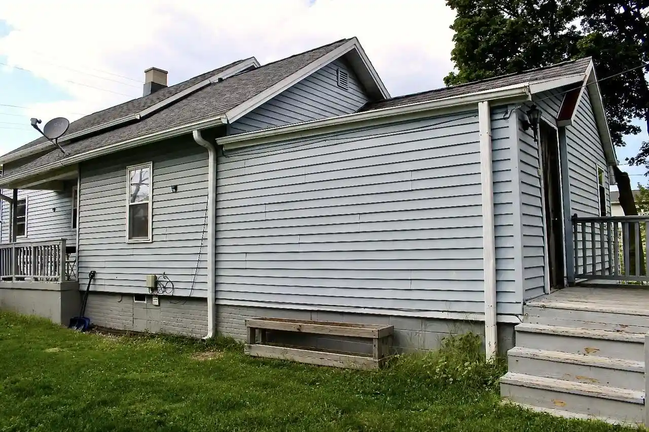 Photo 4 of Single family home for sale at 413 N Memorial Dr, Racine, WI 53404 | MLS# 1978687 | Listing updated on 2026-09-01