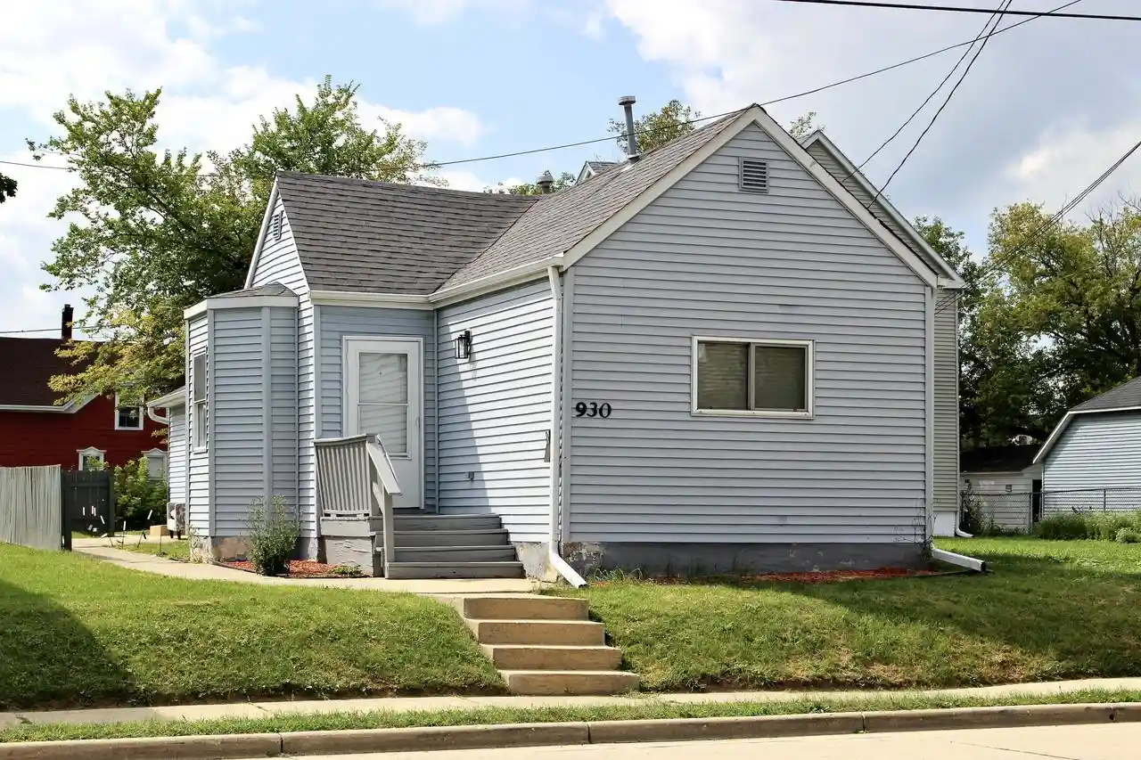Photo 1 of Single family home for sale at 930 N Memorial Dr, Racine, WI 53404 | MLS# 1978689 | Listing updated on 2026-09-01