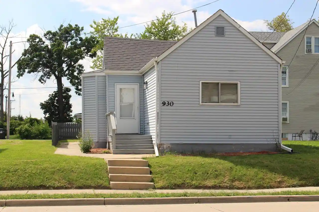 Photo 2 of Single family home for sale at 930 N Memorial Dr, Racine, WI 53404 | MLS# 1978689 | Listing updated on 2026-09-01