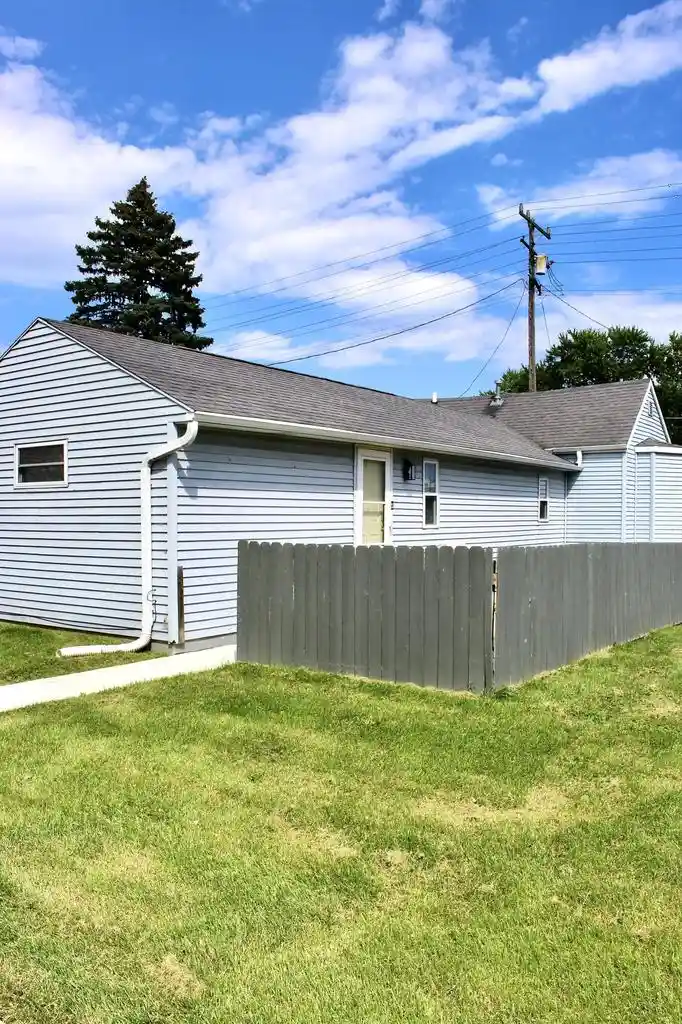 Photo 3 of Single family home for sale at 930 N Memorial Dr, Racine, WI 53404 | MLS# 1978689 | Listing updated on 2026-09-01