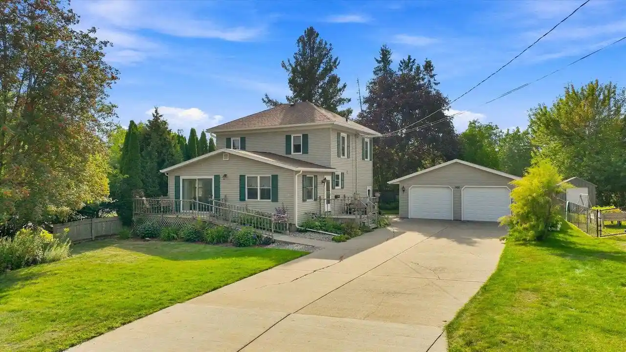 Photo 1 of Single family home for sale at 208 N Wood Ave, Marshfield, WI 54449 | MLS# 22604322 | Listing updated on 2026-09-08