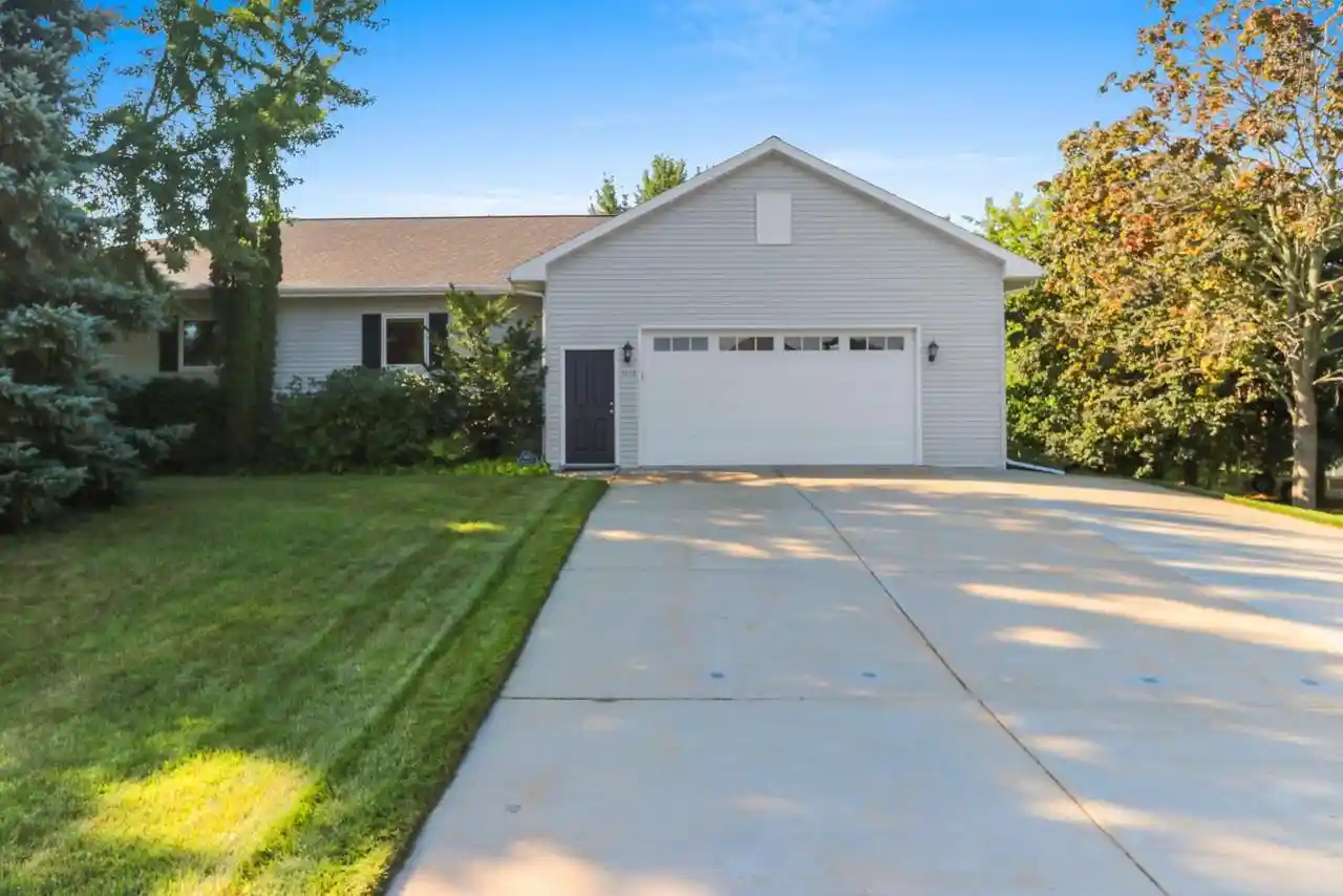 Photo 2 of Single family home for sale at 5050 Redbud Ct, Green Bay, WI 54311 | MLS# 50331999 | Listing updated on 2026-09-08
