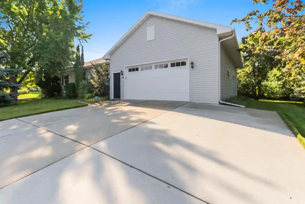 Photo 3 of Single family home for sale at 5050 Redbud Ct, Green Bay, WI 54311 | MLS# 50331999 | Listing updated on 2026-09-08