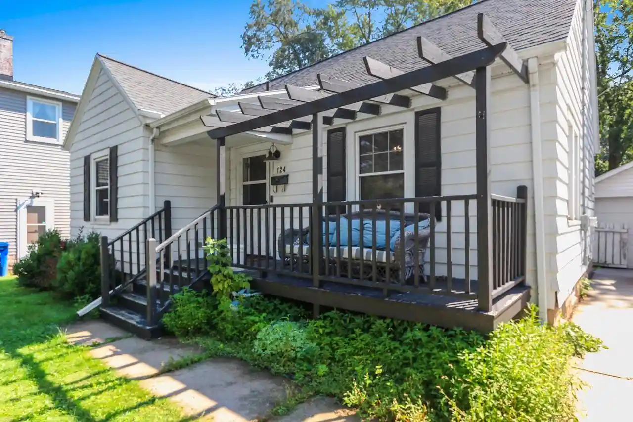 Photo 1 of Single family home for sale at 124 N Oneida St, Green Bay, WI 54303 | MLS# 50332007 | Listing updated on 2026-09-06