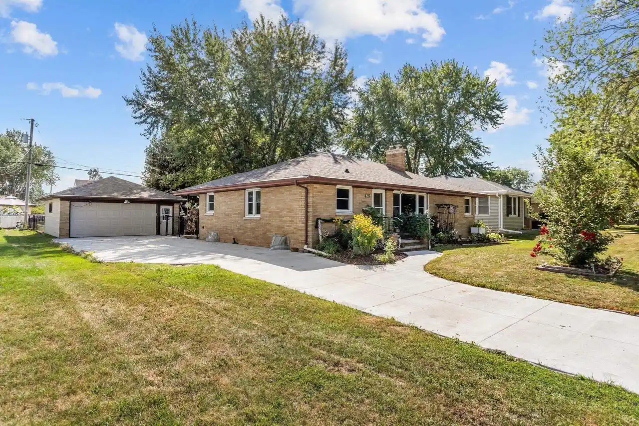 Photo 1 of Single family home for sale at 807 W Parkway Blvd, Appleton, WI 54914 | MLS# 50332032 | Listing updated on 2026-09-13