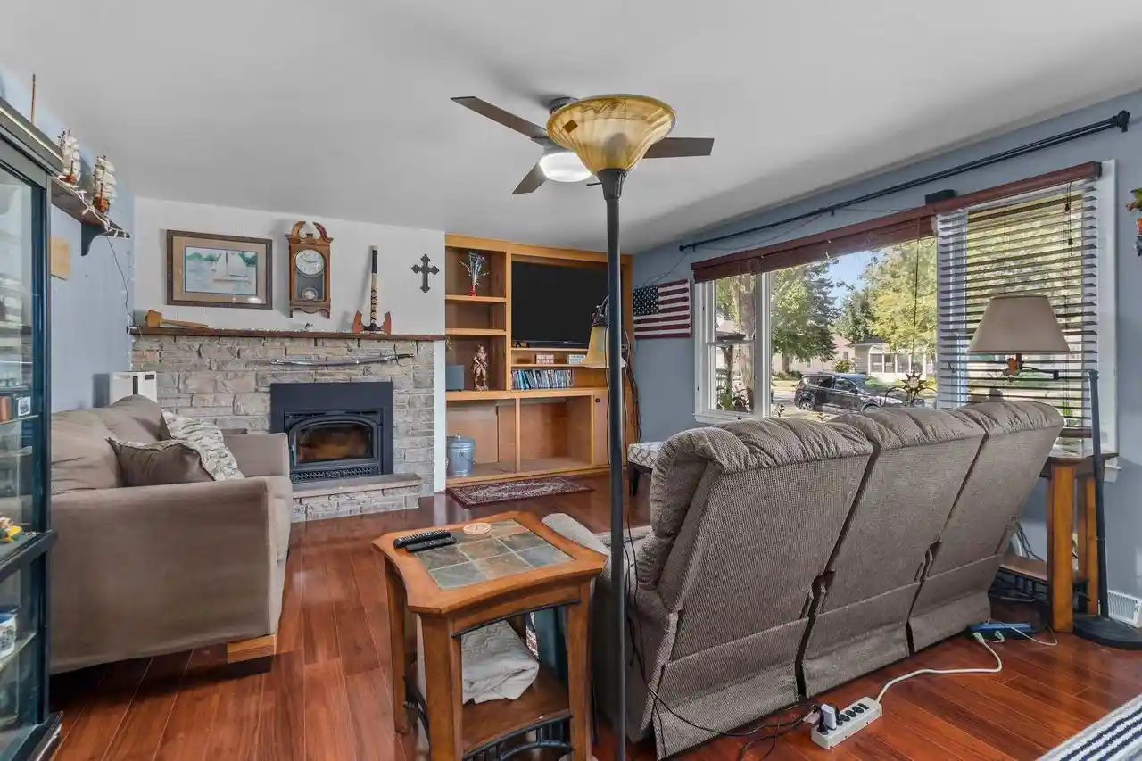 Photo 2 of Single family home for sale at 807 W Parkway Blvd, Appleton, WI 54914 | MLS# 50332032 | Listing updated on 2026-09-13