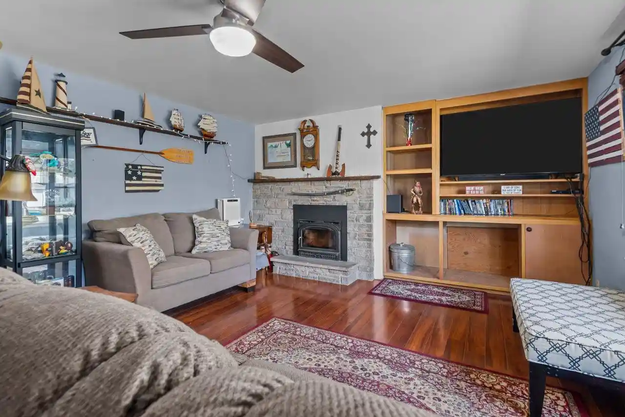 Photo 3 of Single family home for sale at 807 W Parkway Blvd, Appleton, WI 54914 | MLS# 50332032 | Listing updated on 2026-09-13