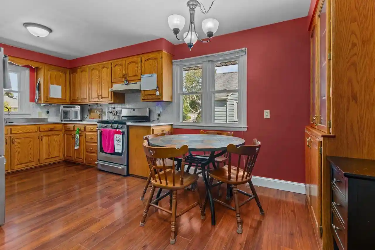 Photo 4 of Single family home for sale at 807 W Parkway Blvd, Appleton, WI 54914 | MLS# 50332032 | Listing updated on 2026-09-13