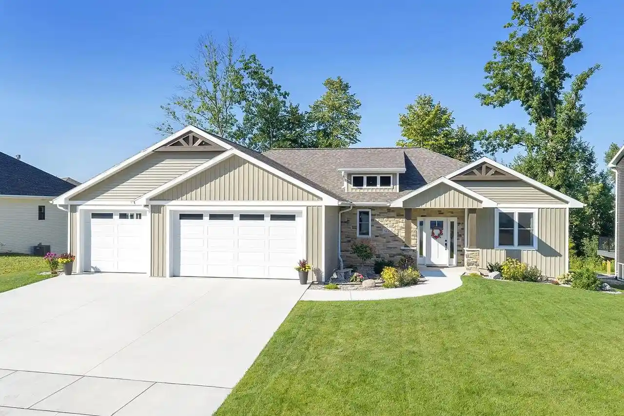 Photo 1 of Single family home for sale at 3220 Eclipse Dr, Green Bay, WI 54311 | MLS# 50332043 | Listing updated on 2026-09-21