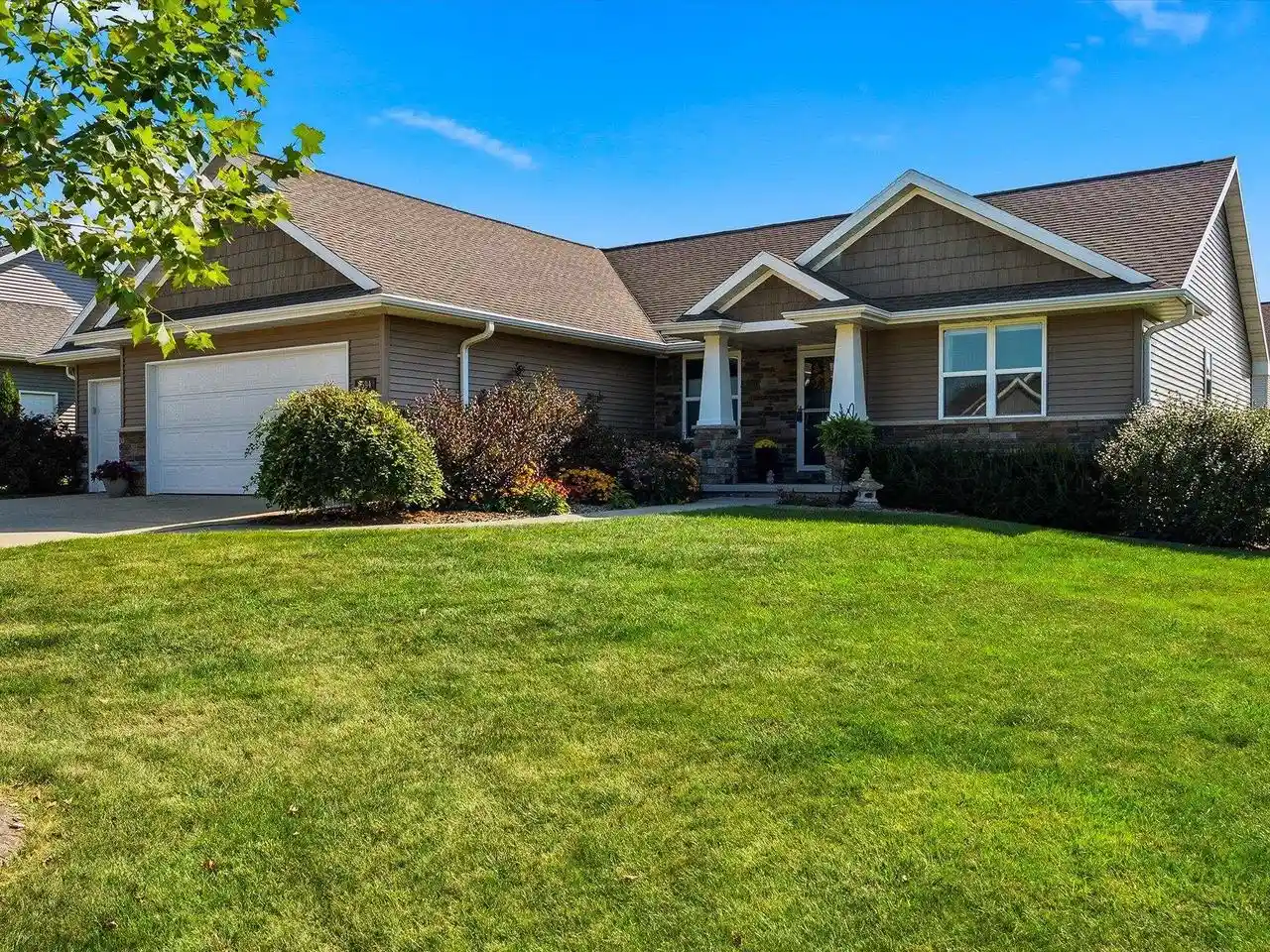 Photo 1 of Single family home for sale at 3594 Bay Harbor Dr, Green Bay, WI 54311 | MLS# 50332067 | Listing updated on 2026-09-08