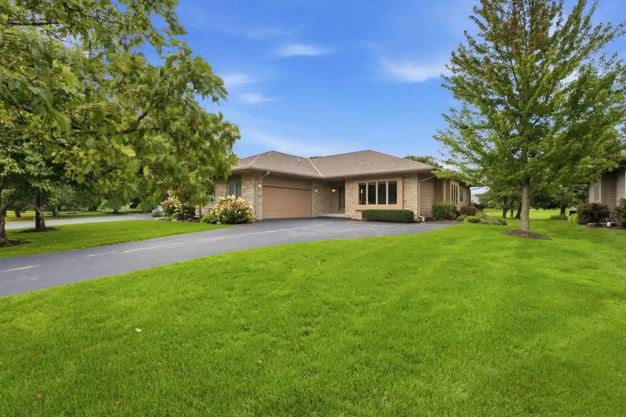 Condo for sale at 1209 E Sweetbriar Ln, Hartland, WI 53029 | MLS# 1978870