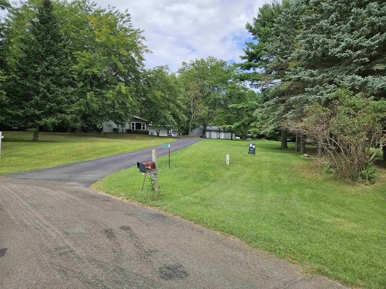 Photo 3 of Single family home for sale at W7254 S Oak Ridge Ct, Poynette, WI 53955 | MLS# 2031872 | Listing updated on 2026-09-30