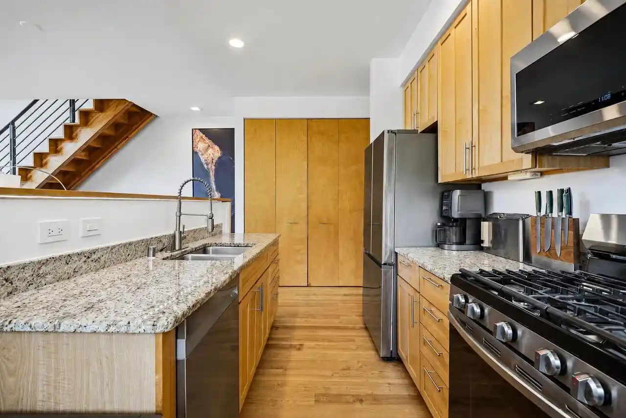 Listing Photo 4 - Condo for sale in building located at 1931 N Pierce St, Milwaukee, WI 53212 - Unit #16