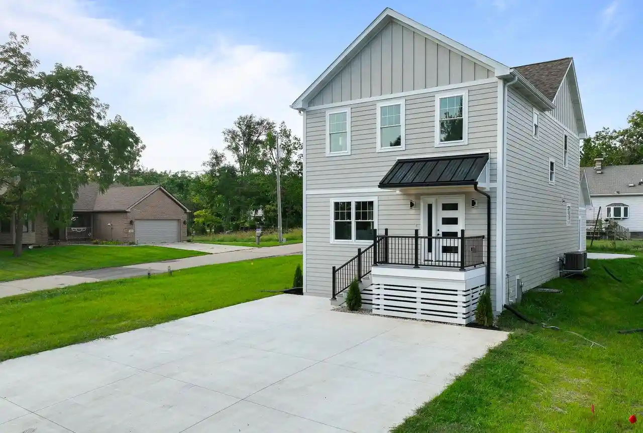 Photo 1 of Single family home for sale at W3824 Lakeview Dr, Lake Geneva, WI 53147 | MLS# 1978908 | Listing updated on 2026-09-21