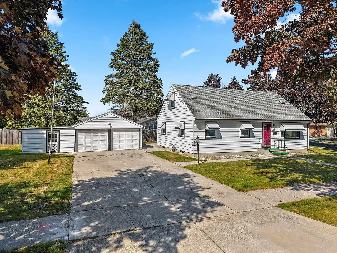 Photo 1 of Single family home for sale at 2508 Division St, Manitowoc, WI 54220 | MLS# 1978930 | Listing updated on 2026-10-02